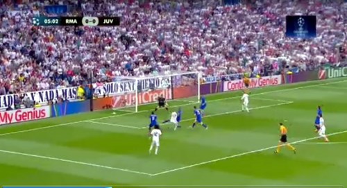 Benzema dứt điểm trượt trước khung thành bỏ trống