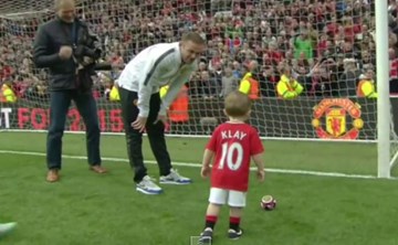 Cậu nhóc 2 tuổi nhà Rooney sút tung lưới M.U