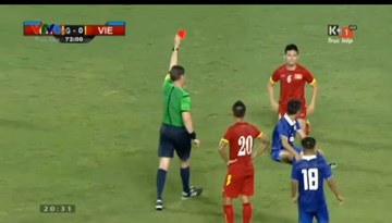 Minh Châu lĩnh thẻ đỏ sau tình huống phạm lỗi