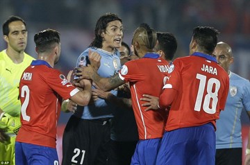 Bị chơi xỏ, Cavani hùng hổ đòi tẩn trọng tài