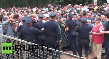 CĐV phá rào, xô đẩy cảnh sát đòi mua vé xem Messi