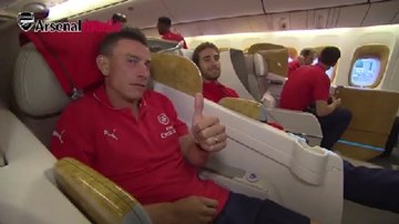 Dàn sao Arsenal quậy tưng bừng trên máy bay
