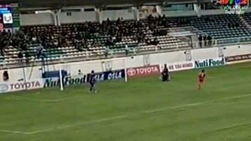 Công Vinh ghi bàn vào lưới HAGL ở phút thứ 2