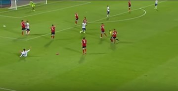 Bị đối thủ chặt chém, Ronaldo văng mất 
