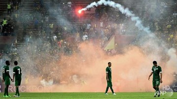 Đội nhà thua trận, CĐV Malaysia đốt pháo sáng làm loạn