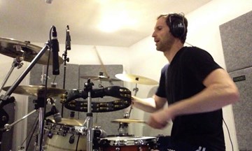 Petr Cech trổ tài chơi trống khiến fan ngả mũ