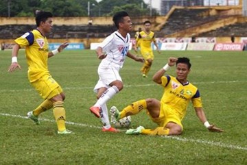 Đội trưởng U23 VN bị lên án sau pha triệt hạ đối phương