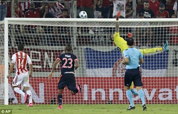 Muller lập cú đúp, 