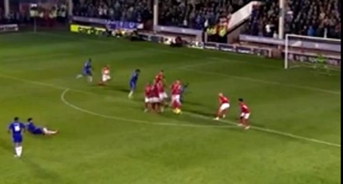 Chết cười với pha sút phạt siêu tệ của Falcao