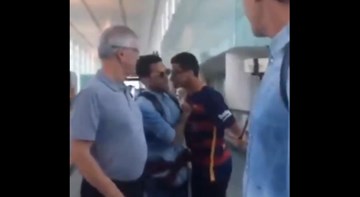 Chết cười cảnh sao Barca bị fan nam 