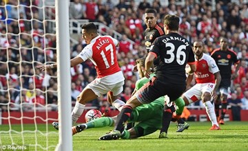 Ozil sút chìm hiểm hóc nhân đôi cách biệt