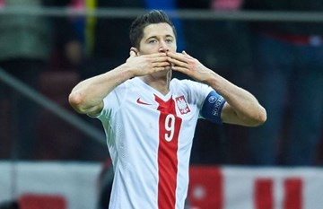 Lewandowski san bằng kỉ lục, Ba Lan có vé sang Pháp