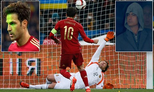 Bị soi đèn vào mặt, Fabregas sút trượt penalty