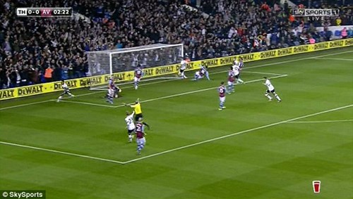 Trọng tài ăn mừng bàn thắng của Spurs ngay trên sân?