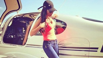 Máy bay chở đội bóng rơi: Lời cuối của nữ cơ phó xinh đẹp