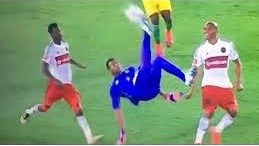 Thủ môn ngả bàn đèn đẹp mắt lập siêu phẩm vào phút bù giờ của trận đấu