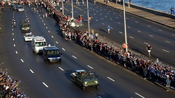 Người Cuba đứng chật kín 2 bên đường tiễn biệt lãnh tụ Fidel Castro