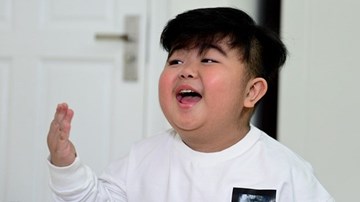 Nỗi lo phía sau sự nổi tiếng quá nhanh của thần đồng Tin Tin..