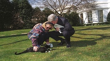 Chiếc áo khoác bà Clinton mặc suốt 20 năm có gì đặc biệt?
