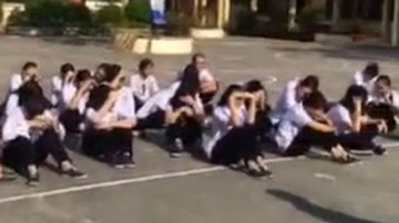 Giáo viên phạt học sinh chạy 10 vòng sân trường và ngồi giữa trời nắng