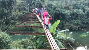 Hòa Bình: Lạnh người nhìn học sinh vượt cầu treo không có mặt sàn
