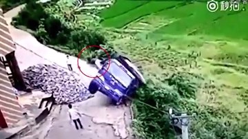 Tài xế 'phi thân', thoát khỏi xe tải bị lật xuống thung lũng trong tích tắc
