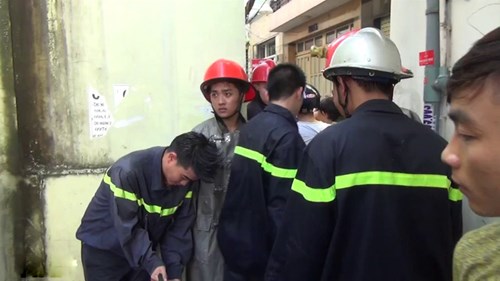 Người phụ nữ ngáo đá tự châm lửa đốt nhà giữa ban ngày