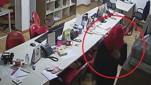 Clip kẻ gian trùm kín mặt, đột nhập công ty trộm laptop lúc rạng sáng