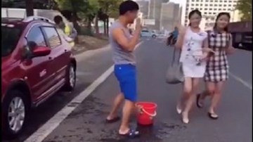 Thanh niên mải ngắm người đẹp và cái kết tê tái