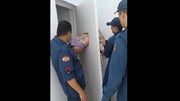 Bi hài cảnh trộm bị mắc kẹt vì cố đào tẩu khỏi đồn cảnh sát