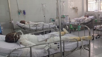 Lau nhà bằng xăng, 6 người thương vong