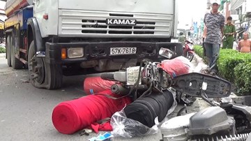 Xe bồn chở xăng đại náo cầu Chánh Hưng, 3 người bị thương nặng