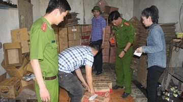 Phát hiện cơ sở sản xuất dấm gạo trộn nhiều loại hóa chất