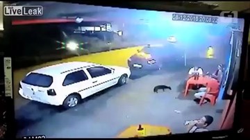 'Ma men' phóng xe như bay, tông thẳng bàn nhậu làm 2 người chết