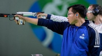 Hoàng Xuân Vinh trổ tài bắn tắt ngọn nến