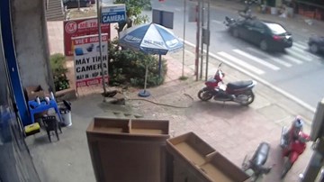 Đi lấn làn, ô tô đâm trực diện, hất tung người đi xe máy lên cao