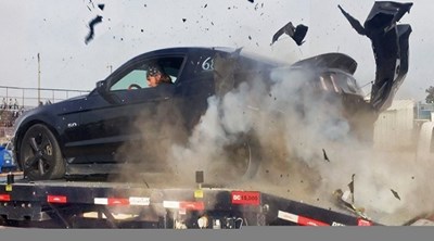 Choáng với sức công phá của vụ nổ lốp xe Mustang GT