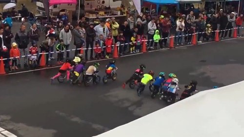 Màn đua xe đẩy cân bằng cực yêu của các cua-rơ nhí