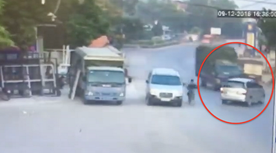 Xe Toyota Innova bị xe tải đâm ngang vì sang đường ẩu ở Lạng Sơn