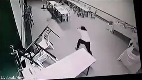 Người phụ nữ thất kinh vì bàn ghế trong phòng tự di chuyển như bị 