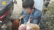 TQ: Trộm gà bị treo gà vào cổ, lột quần trói cột điện