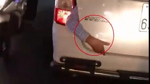 Sự thật vụ cánh tay người kẹp sau cốp xe taxi trên phố