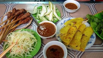 Xuýt xoa nếm món bánh xèo, nem lụi chính gốc Đà Nẵng ngon, bổ, rẻ