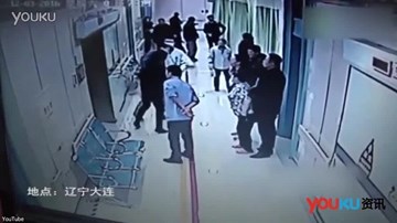 Bệnh nhân còn sống, nhân viên tang lễ vẫn đánh nhau túi bụi giành 'khách'