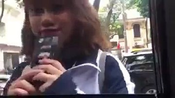 Cô bạn sửa tóc, chu môi trước gương ô tô không biết có người ngồi trong...