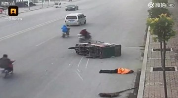 Công nhân vệ sinh bị xe ba gác tông chết, người qua đường dửng dưng bỏ mặc
