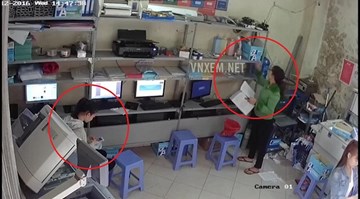 Nhân viên 'dán mắt' vào điện thoại, 'nữ quái' trộm ví trong tích tắc