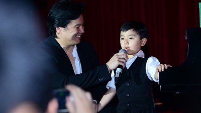 Thần đồng piano Evan Lê chơi nhạc Trịnh, nói tiếng Việt