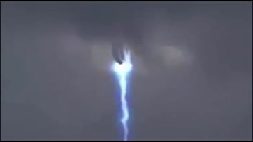 UFO kỳ quái xuyên qua đám mây đen