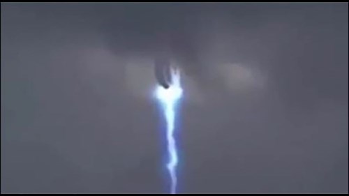 UFO kỳ quái xuyên qua đám mây đen